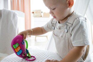LISCIANI CAROTINA BABY ZABAWKA ELEKTRONICZNA Z GRZECHOTKĄ BAKŁAŻAN 13