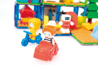 MAGFORMERS HOUSE MAX"S PLAYGROUND 4