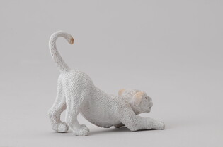 COLLECTA FIGURKA BIAŁE ROZCIĄGAJĄCE SIĘ LWIĄTKO 4